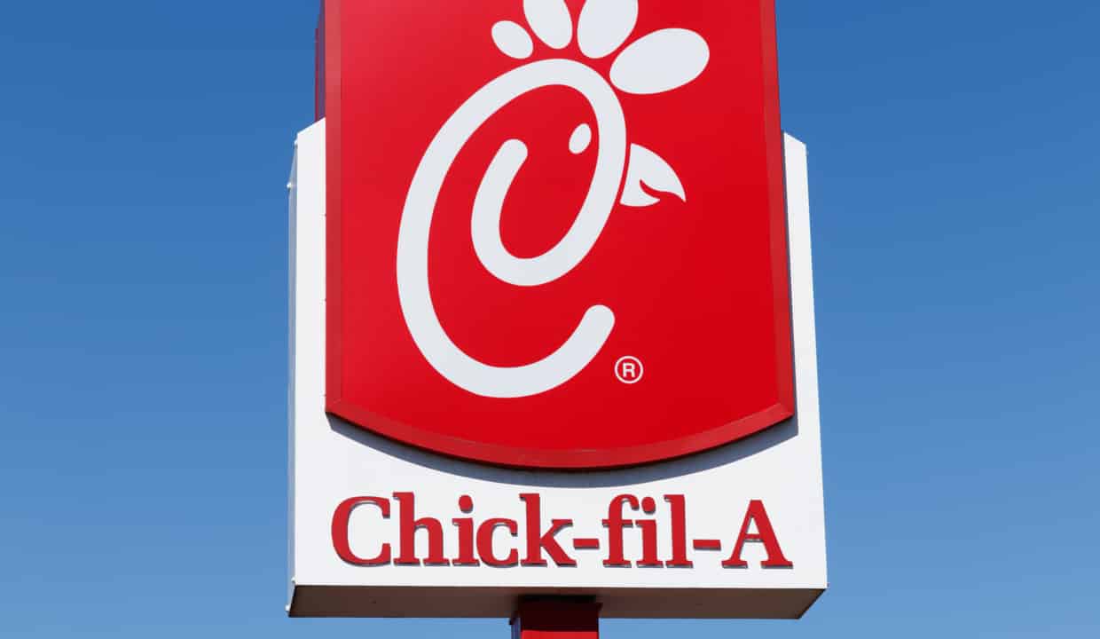 VIDEO: Collierville Chick-Fil-A Worker Saves Officer From Attack - KWAM ...